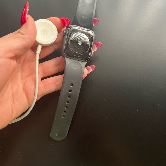 Apple Watch Series 4, 40mm - Picture 6 of 6